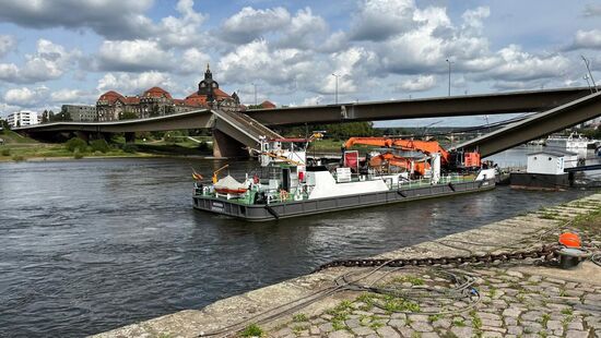 Der Kran auf dem Boot nimmt den Anleger 7 auf.