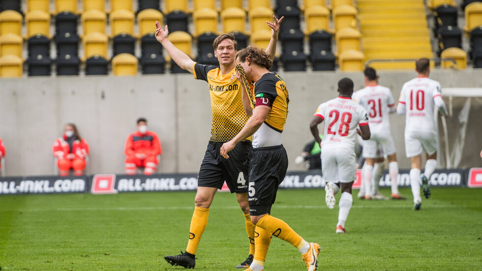 Dresdens Tim Knipping und Yannick Stark nach dem 0:3 gegen Halle Dresdens Tim Knipping und Yannick Stark nach dem 0:3 gegen Halle