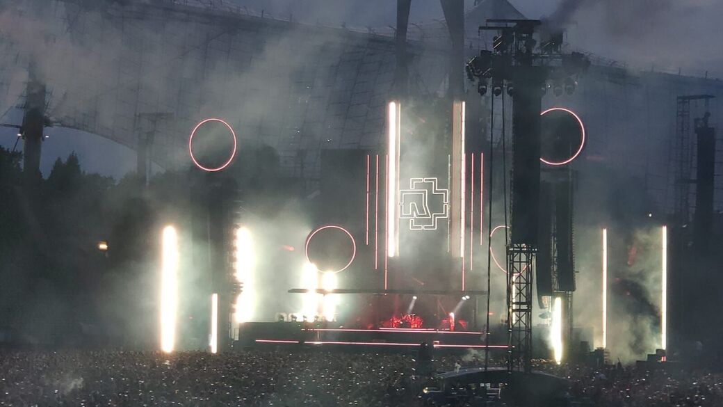 Der riesige Turm in der Mitte dient als riesige LED-Leinwand. Das Bild stammt vom Pfingstkonzert in München (Foto: Privat/Dan Tebel)