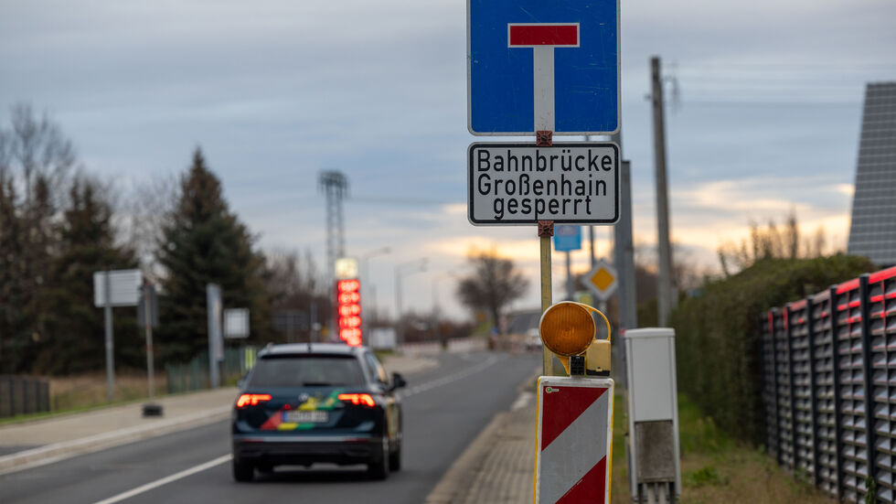 Die Bahnbrücke auf der B101 wurde am Nachmittag des 18.12.2024 mit sofortiger Wirkung für jeglichen Verkehr gesperrt.