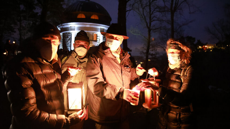 Am 3. Advent wurde das Friedenslicht an der Malerwegskapelle in Thürmsdorf (Struppen) weitergegeben 