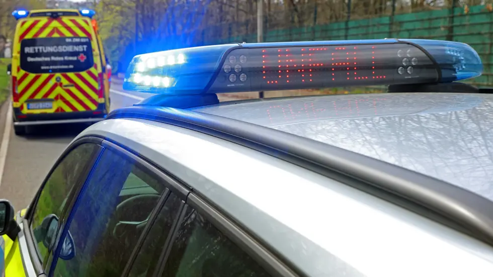 Nach einem Unfall sucht die Polizei nun nach Zeugen. (Symbolbild) Nach einem Unfall sucht die Polizei nun nach Zeugen. (Symbolbild)