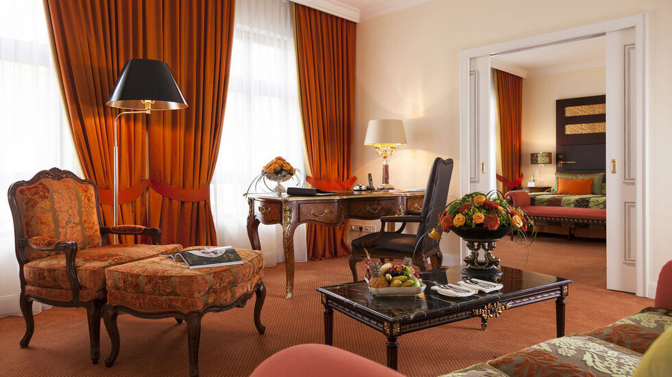 Hochwertige Stoffe und ein edles Design kennzeichnen die höchste Zimmerkategorie: die Palais Suite.