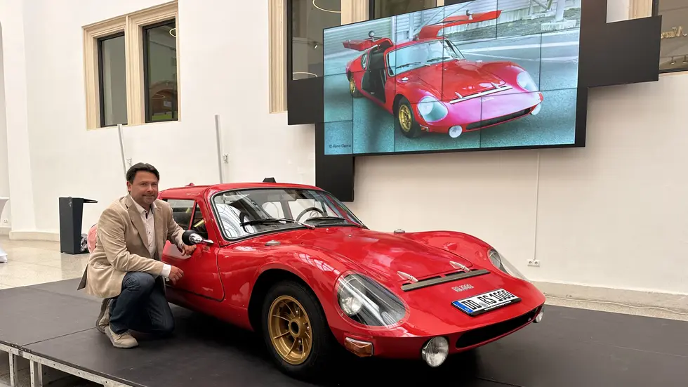 Sepp Melkus, Inhaber MELKUS Sportwagen und der "Neuzugang" im Verkehrsmuseum Sepp Melkus, Inhaber MELKUS Sportwagen und der "Neuzugang" im Verkehrsmuseum