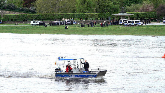 Am Elbufer, in Höhe des
Japanischen Palais stoppte die Polizei eine größere Gruppe Querdenker