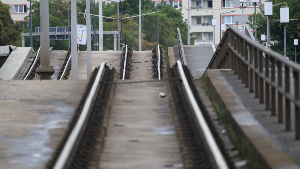 Die Bahngleise sind durch den Abbruch eines Brückenteils völlig deformiert Die Bahngleise sind durch den Abbruch eines Brückenteils völlig deformiert
