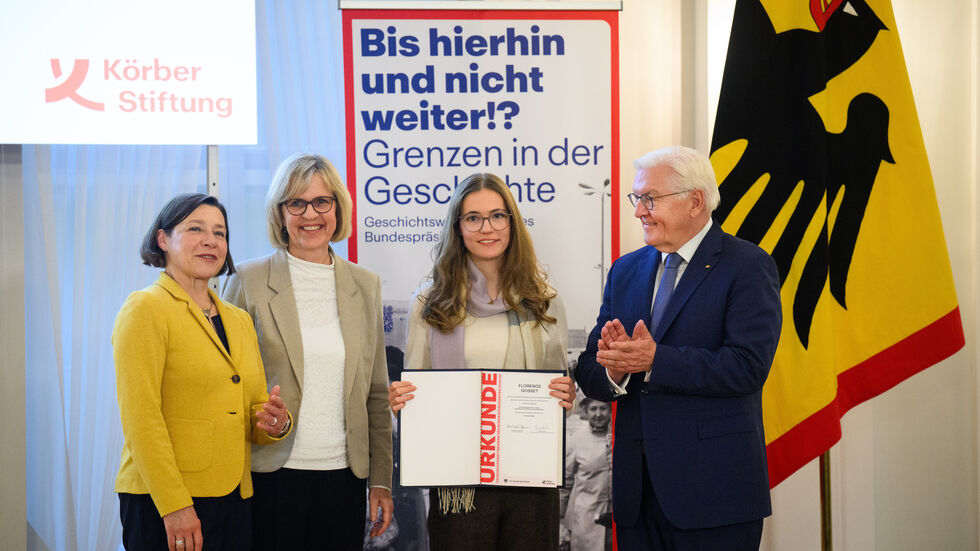 Die Dresdner Abiturientin Florence Gosset (Mitte) bekam den Preis vom Bundespräsidenten (re.) Die Dresdner Abiturientin Florence Gosset (Mitte) bekam den Preis vom Bundespräsidenten (re.)