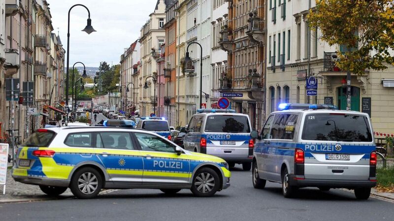 Die Beamten am Ort des Geschehens.