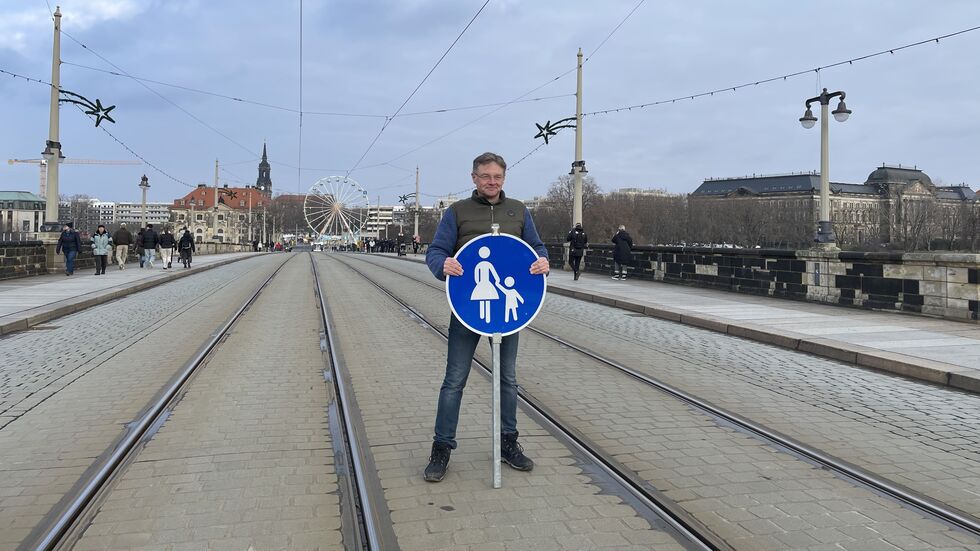 Den richtigen Moment abgepasst: FDP-Fraktionschef Holger Zastrow wünscht sich, dass Fußgänger die Brücke komplett für sich haben. Sonst sind dort viele Bahnen unterwegs. Den richtigen Moment abgepasst: FDP-Fraktionschef Holger Zastrow wünscht sich, dass Fußgänger die Brücke komplett für sich haben. Sonst sind dort viele Bahnen unterwegs.