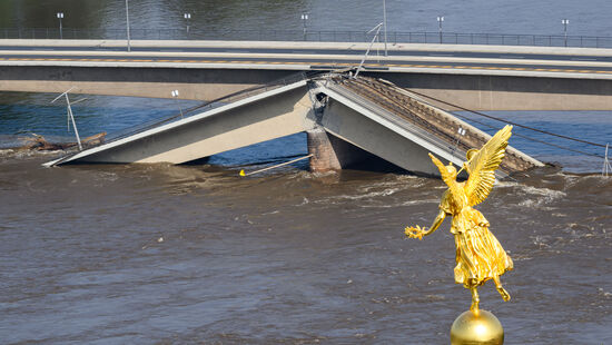 Die Carolabrücke im Hochwasser.