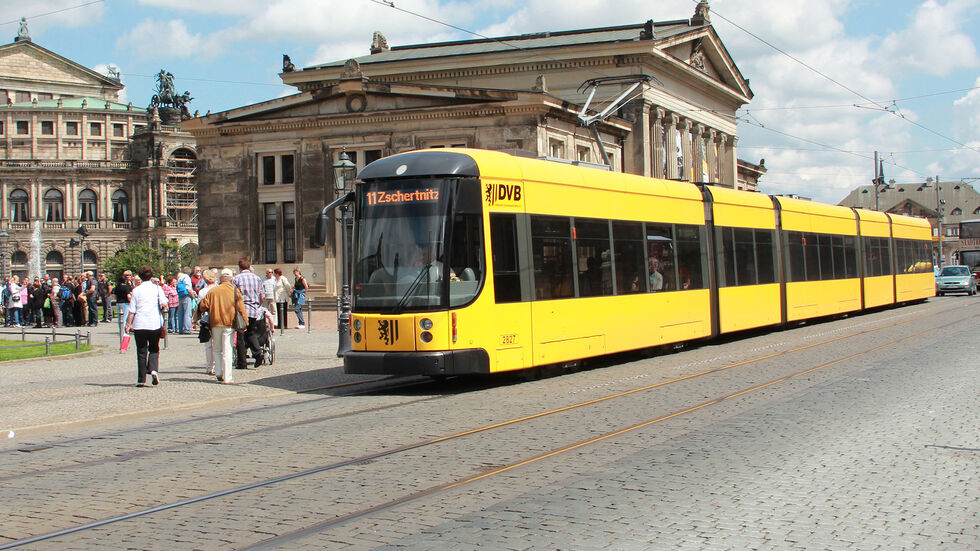 Die Straßenbahnlinie 11 wird noch länger über die Augustusbrücke umgeleitet. (Archivbild)