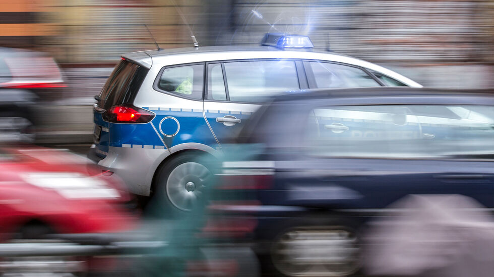 Die Polizei lieferte sich eine nächtliche Verfolgungsjagd mit einem 21-Jährigen. (Symbolbild)