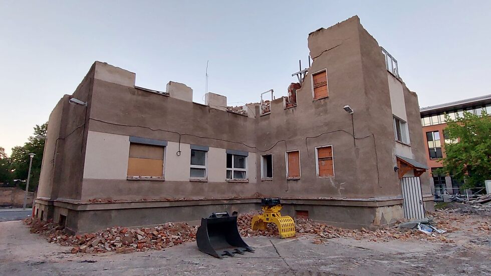 Abriss des früheren Schulverwaltungsamtes an der Fiedlerstraße in Dresden-Johannstadt. Abriss des früheren Schulverwaltungsamtes an der Fiedlerstraße in Dresden-Johannstadt.