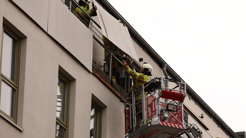Auf der Hechtstraße drohte eine Balkonverkleidung abzustürzen. Auf der Hechtstraße drohte eine Balkonverkleidung abzustürzen.