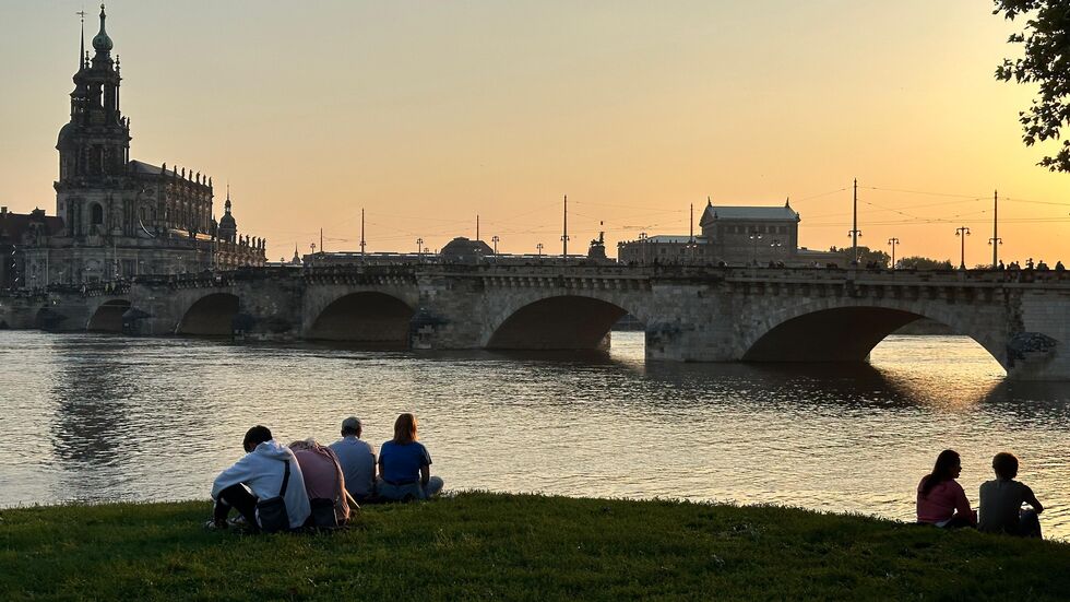 Die Abendstimmung bei der Flut am Donnerstag - hier lag der Pegel noch bei etwa 6 Metern.