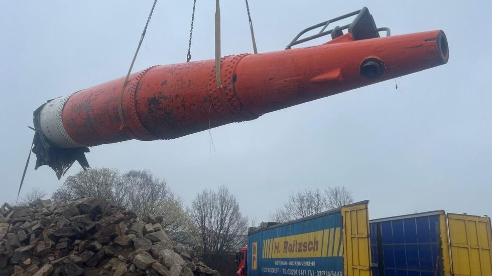 Das letzte Teilstück der gesprengten Riesenantenne wird verladen 