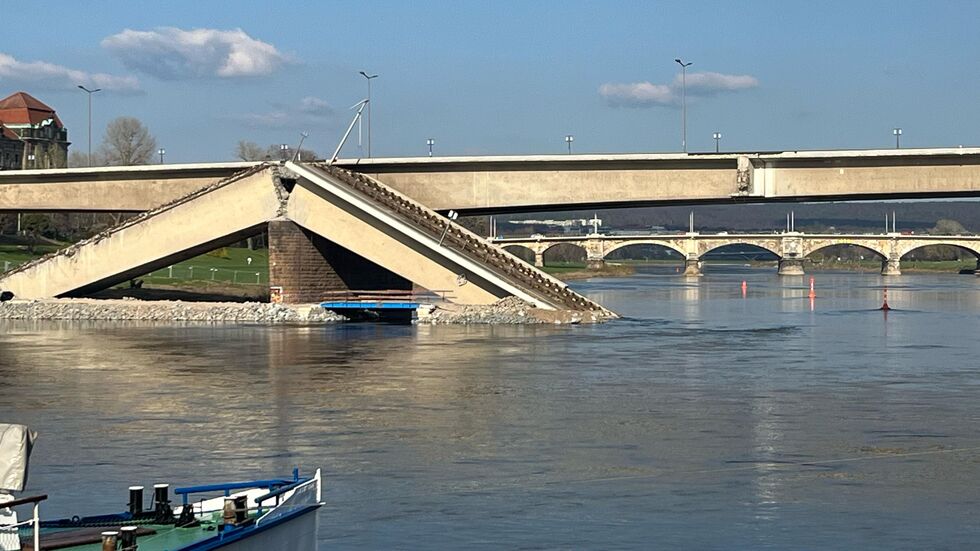 Die blaue Mini-Carolabrücke wurde innerhalb eines Tages aufgebaut Die blaue Mini-Carolabrücke wurde innerhalb eines Tages aufgebaut