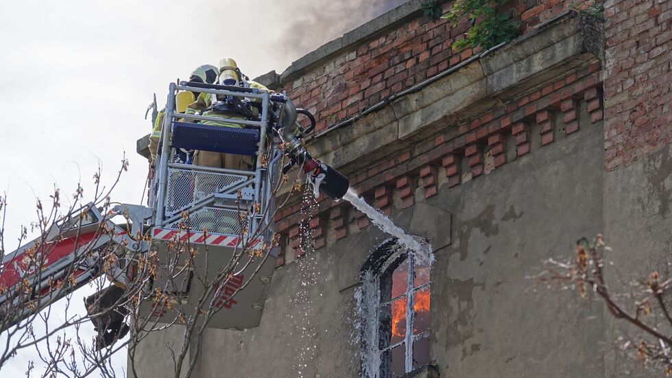 Am Freitagnachmittag löschen die Einsatzkräfte durch Fenster die schwer zugänglichen Brandstellen.