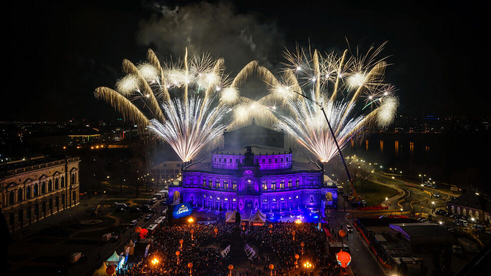 Das Feuerwerk zum 15. Semperopernball. Das Feuerwerk zum 15. Semperopernball.