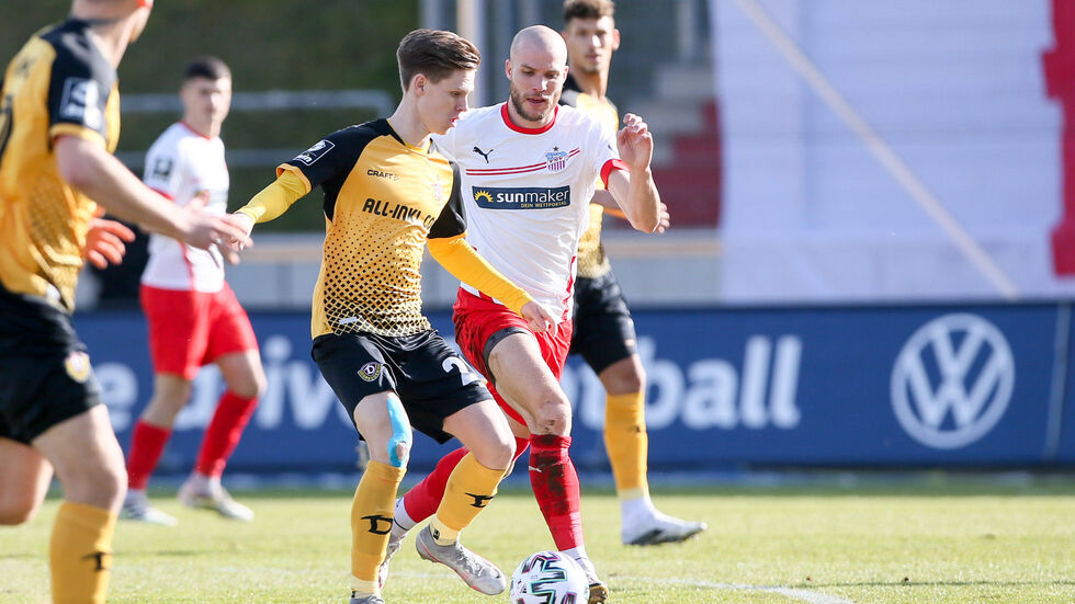 Julius Kade wird von Zwickau's Manfred Starke verfolgt