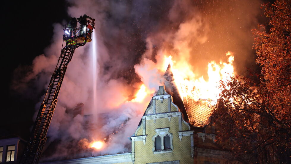 Der E.nsatz verlangt den Feuerwehrleuten viel Anstrengung.