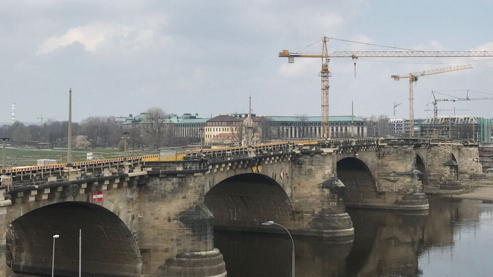 Dauerbaustelle Augustusbrücke: 2017 begannen die Arbeiten, nun sollen diese im Januar 2022 abgeschlossen werden. (Archivbild)