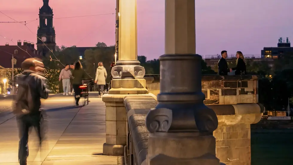 Die Augustusbrücke zeigt, wie eine Brücke zum Flair Dresdens beiträgt. Kanzeln ermöglichen das Genießen der Aussicht, ohne den Verkehr zu stören Die Augustusbrücke zeigt, wie eine Brücke zum Flair Dresdens beiträgt. Kanzeln ermöglichen das Genießen der Aussicht, ohne den Verkehr zu stören