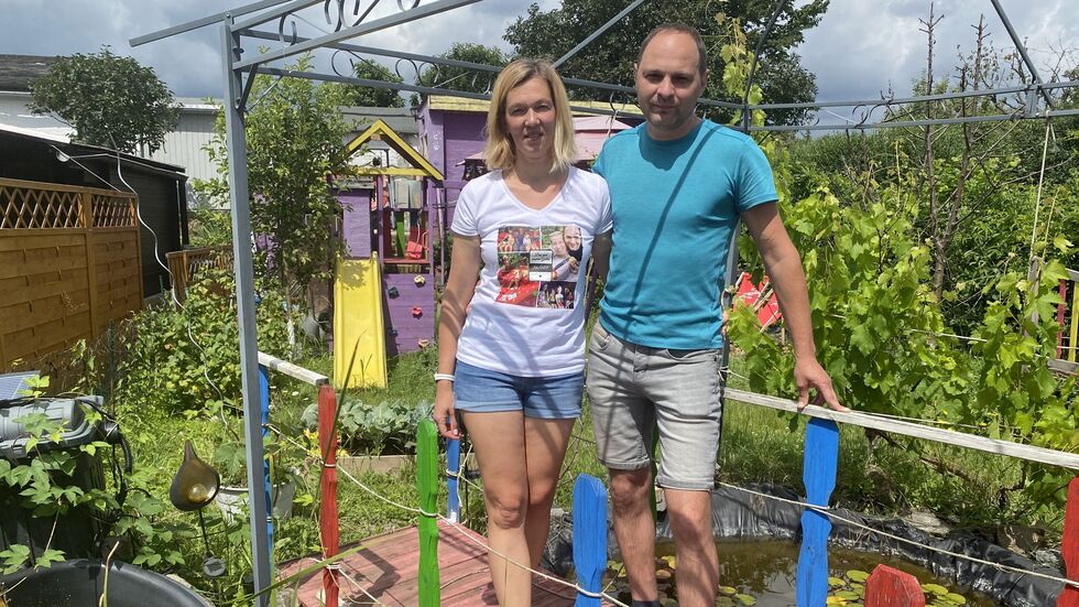 Fühlen sich verleumdet: Olga (40) und Juri Matei (48) in ihrer Parzelle der Kleingartenanlage "Brandts Aue" im Leipziger Stadtteil Gohlis-Süd. Fühlen sich verleumdet: Olga (40) und Juri Matei (48) in ihrer Parzelle der Kleingartenanlage "Brandts Aue" im Leipziger Stadtteil Gohlis-Süd.