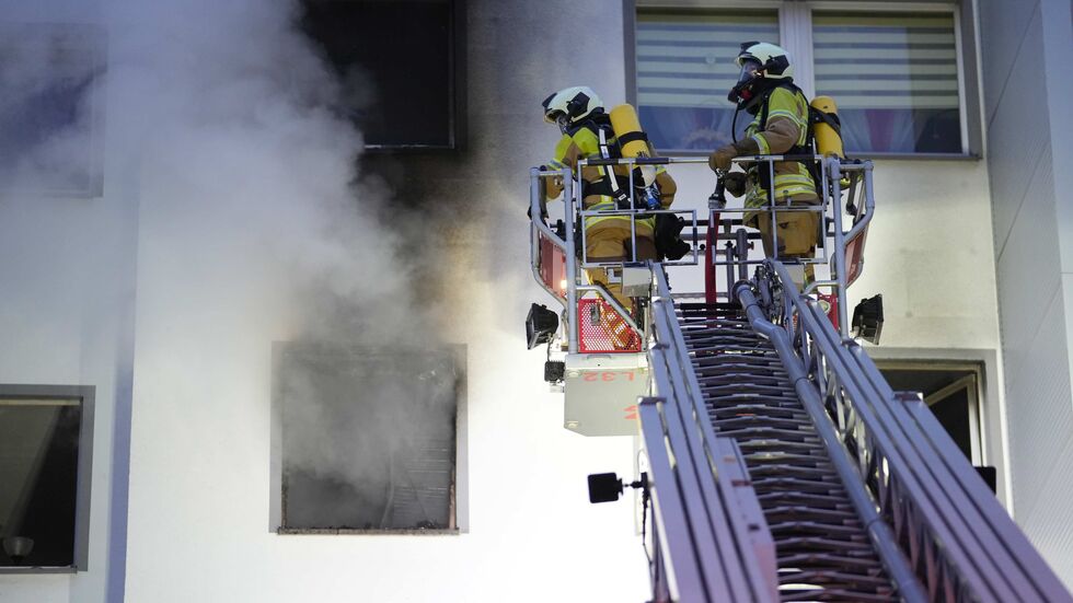 Die Feuerwehr bei den Löscharbeiten. 