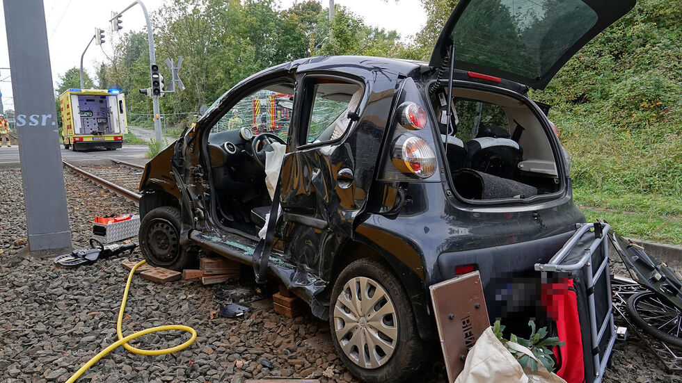 Der 60-jährige Autofahrer verstarb später im Krankenhaus. Die 64-jährige Beifahrerin wurde schwer verletzt. 