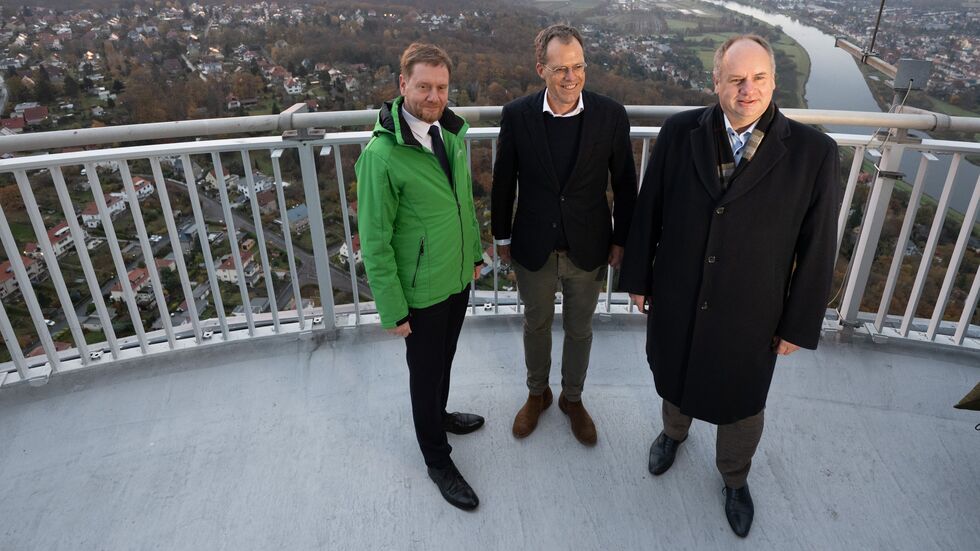 Ministerpräsident Kretschmer, Funkturm-Betreiber Kollecke und OB Hilbert (v.l.n.r.) luden auf die Aussichtsplattform