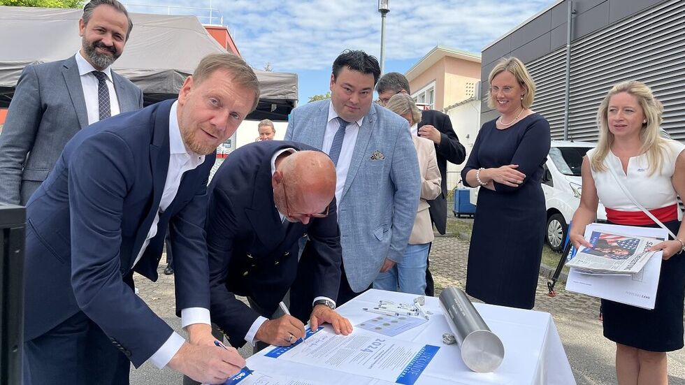 Ministerpräsident Kretschmer und Prof. Albrecht (2. und 3.v.l.), Vorstand des Universitätsklinikums Dresden unterschrieben auf einem Dokument, das mit der Zeitkapsel im Grundstein des Gebäudes versenkt wird. Wissenschaftsminister Gemkow (l.) und Frank Ohi, kaufmännischer Vorstand des Uniklinikums, schauen zu.  