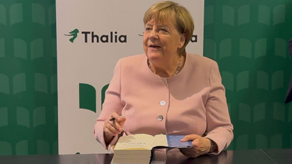 Angela Merkel im Juni 2025 im Haus des Buches bei der Signierstunde ihrer Autobiographie "Freiheit". Der Besuch der Ex-Kanzlerin wurde auch von Protesten begleitet Angela Merkel im Juni 2025 im Haus des Buches bei der Signierstunde ihrer Autobiographie "Freiheit". Der Besuch der Ex-Kanzlerin wurde auch von Protesten begleitet