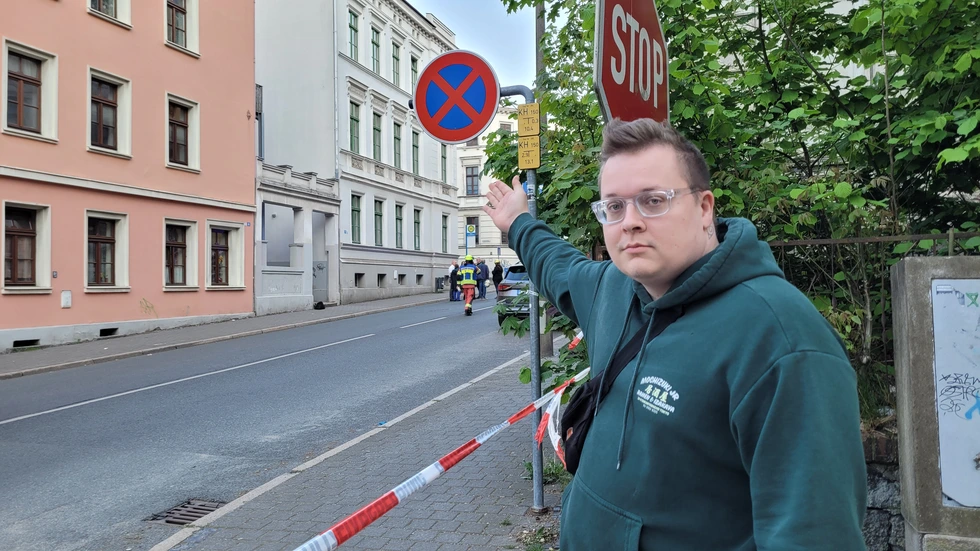 Anwohner Philipp Skorka zeigt auf seine Wohnung ganz in der Nähe des eingestürzten Hauses: "Es gab einen großen Knall.Ich hörte Frauen und Männer schreien."