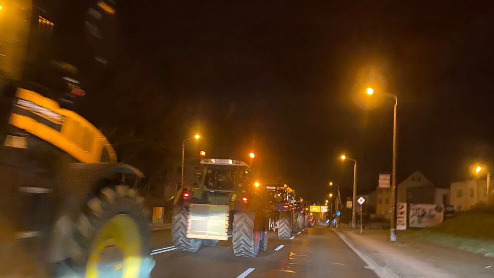 Traktoren rollen am Freitamorgen durch Cossebaude. Foto: Redaktion/AM Traktoren rollen am Freitamorgen durch Cossebaude. Foto: Redaktion/AM