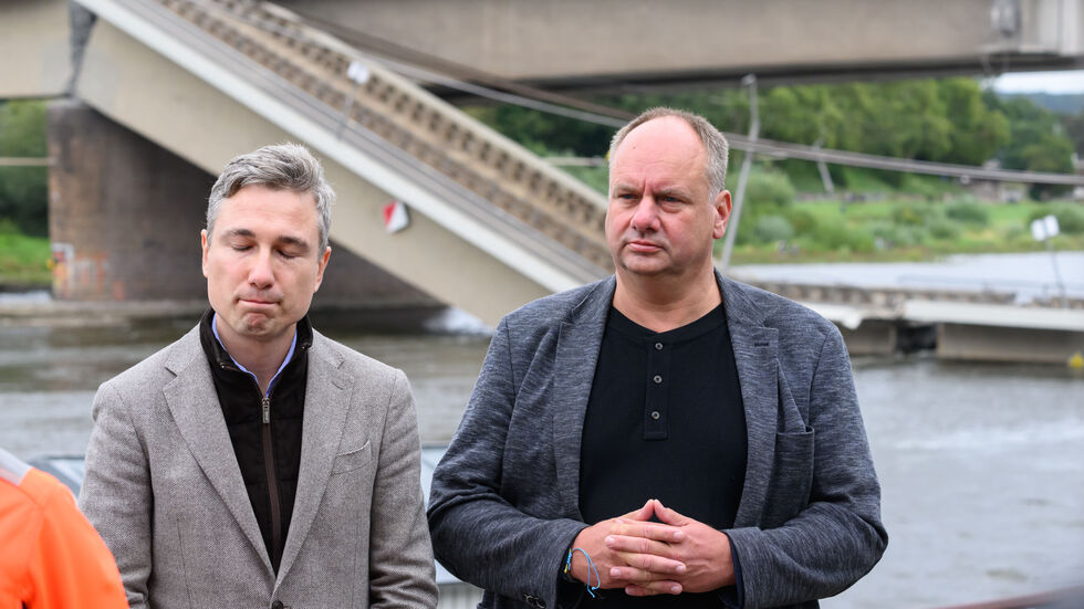 Baubürgermeister Stephan Kühn (li.) steht seit dem Brückeneinsturz in der Kritik, OB Hilbert (re.) lässt die Vorwürfe unabhängig aufklären Baubürgermeister Stephan Kühn (li.) steht seit dem Brückeneinsturz in der Kritik, OB Hilbert (re.) lässt die Vorwürfe unabhängig aufklären