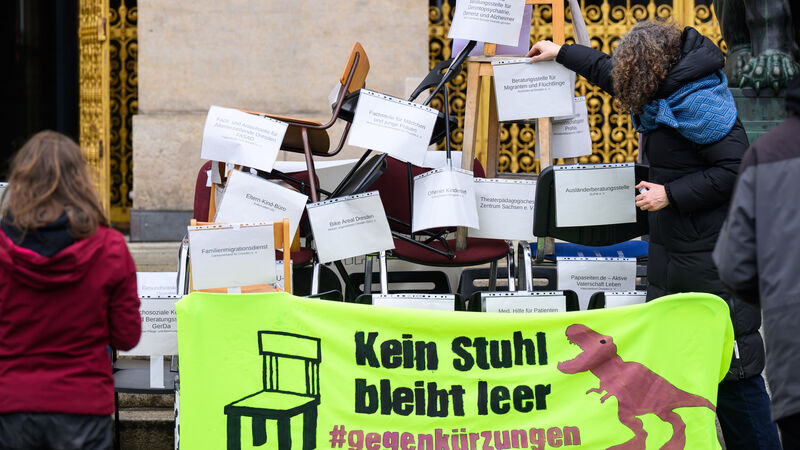 Leere Stühle sind als Protest gegen Kürzungen im Sozialbereich vor dem Dresdner Rathaus gestapelt.