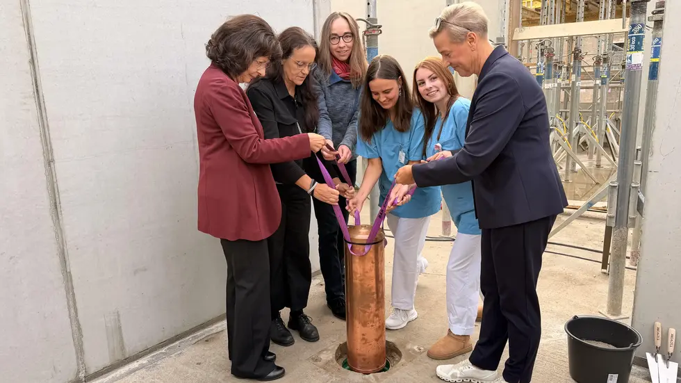 Traditionell wurde eine Zeitkapsel versenkt Traditionell wurde eine Zeitkapsel versenkt