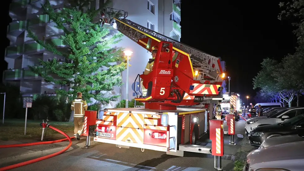 Laut unserem Reporter brach das Feuer gegen 01:55 Uhr aus Laut unserem Reporter brach das Feuer gegen 01:55 Uhr aus