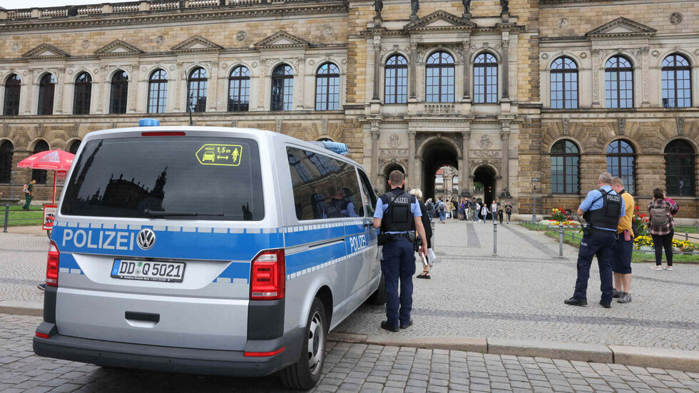 Die Polizei vor Ort bei der Gemäldegalerie im Dresdner Zwinger.