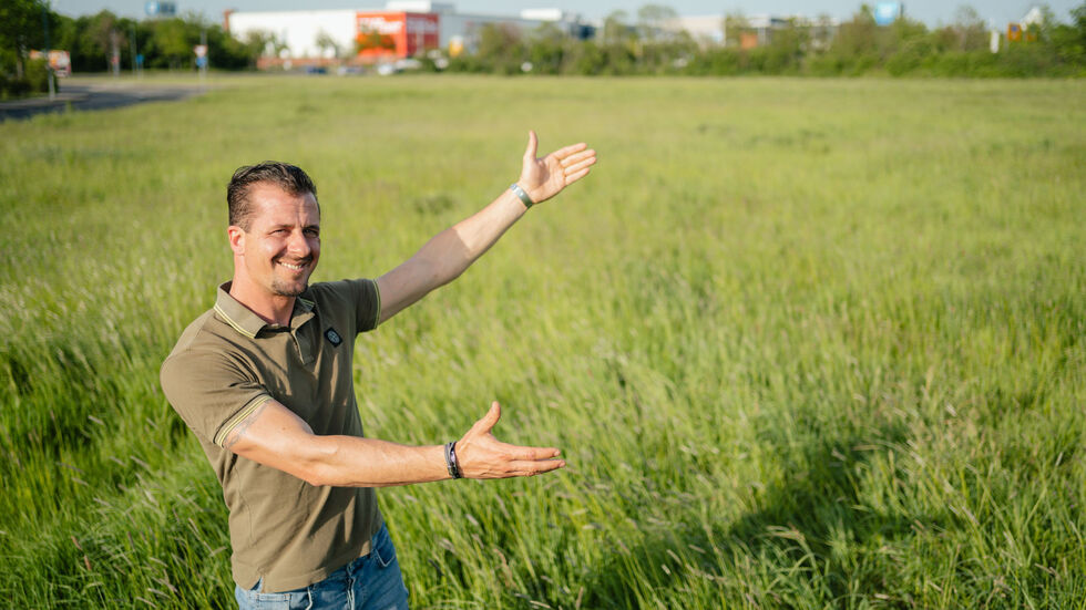 Leonard Köllner, einer der drei Köllner-Brüder und Direktor des Weihnachtszirkus präsentiert stolz den neuen Standort. Leonard Köllner, einer der drei Köllner-Brüder und Direktor des Weihnachtszirkus präsentiert stolz den neuen Standort.
