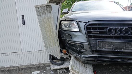 Der demolierte Audi am Ende seiner Flucht.