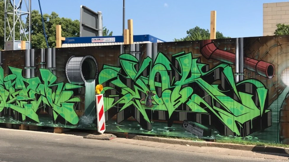 Der Bauzaun wird künstlerisch gestaltet. Foto: Rocco Reichel