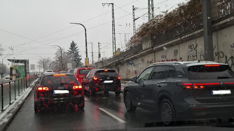 Stoßstange an Stoßstange reihen sich die Autos auf der Auffahrt zur Marienbrücke Stoßstange an Stoßstange reihen sich die Autos auf der Auffahrt zur Marienbrücke