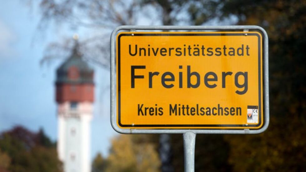 Freiberg will als erste Stadt in Sachsen eine Zuzugsbeschränkung für Flüchtlinge im Stadtrat beschließen. (Symbolbild: dpa) Ortsschild Freiberg