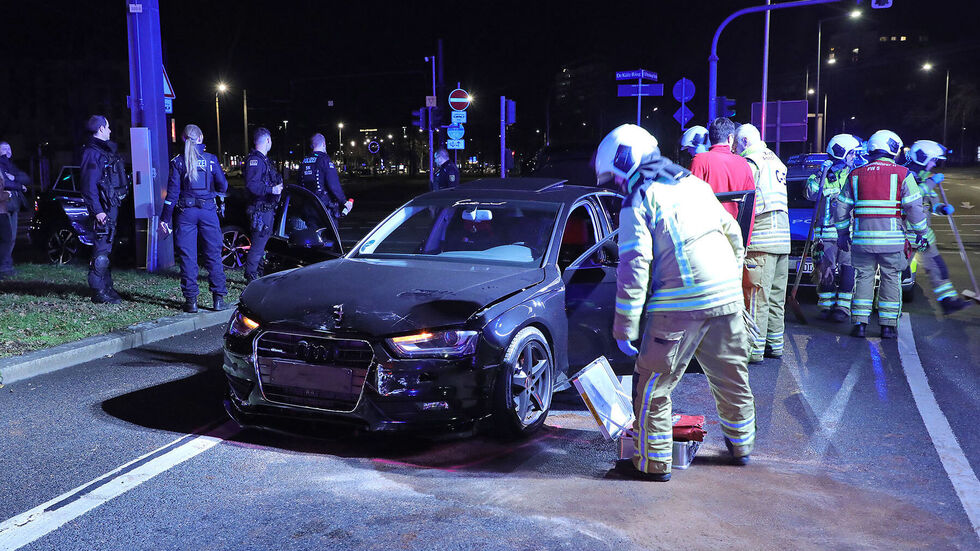Bei dem Crash wurden zwei Personen verletzt. Die Einsatzkräfte vor Ort in Dresden.