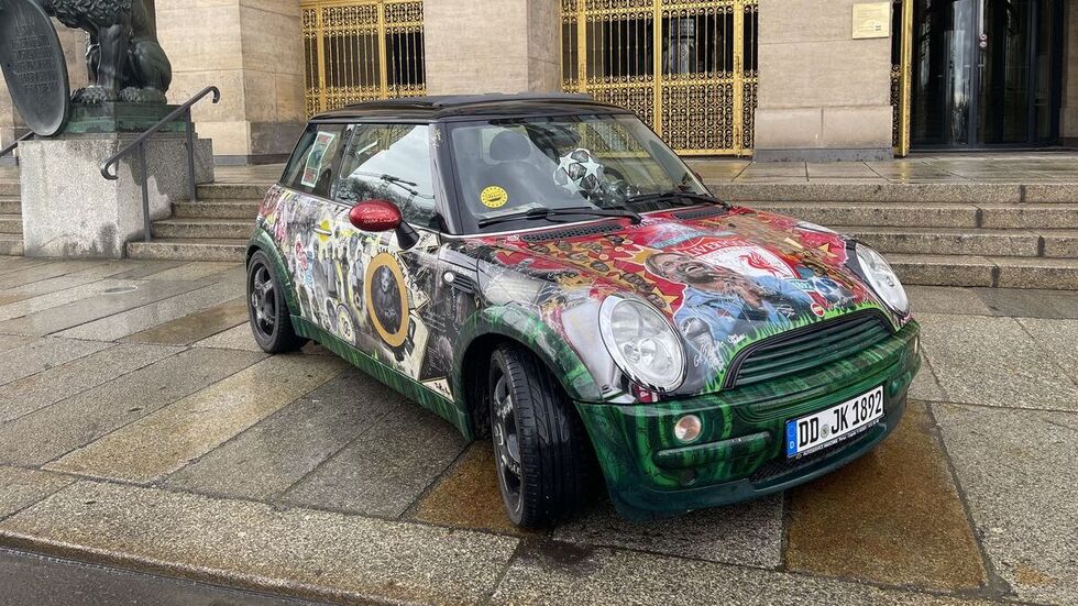 Das "Kloppocar" mit seinen mehr als 800 Unterschriften vor dem Dresdner Rathaus.