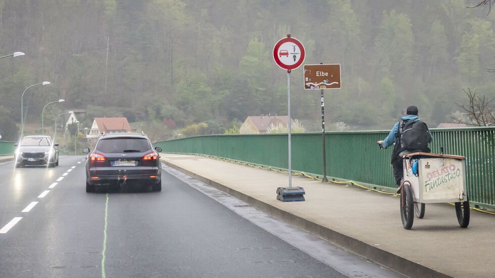 Nun dürfen auch wieder Radfahrer über die Elbbrücke in Bad Schandau radeln Nun dürfen auch wieder Radfahrer über die Elbbrücke in Bad Schandau radeln
