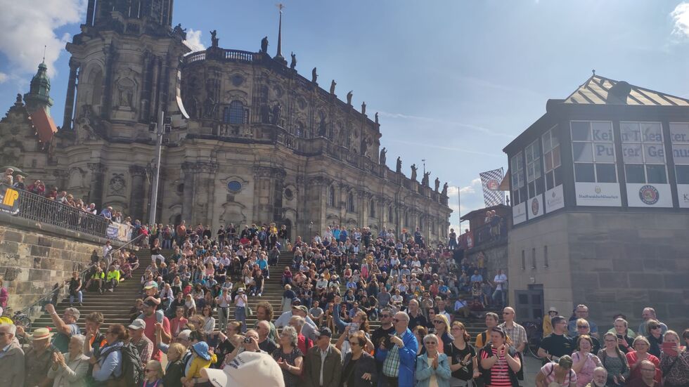Viele Besucher bei der großen Parade am Sonntag