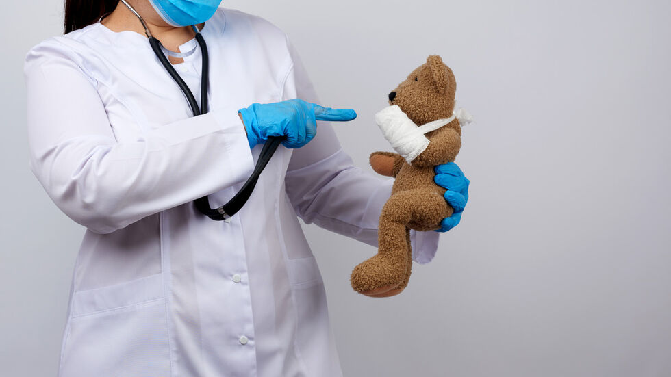 Bei der Behandlung im Teddykrankenhaus sind die "Eltern" dabei und sollen so ihre Ängste abbauen. Symbobild Bei der Behandlung im Teddykrankenhaus sind die "Eltern" dabei und sollen so ihre Ängste abbauen. Symbobild